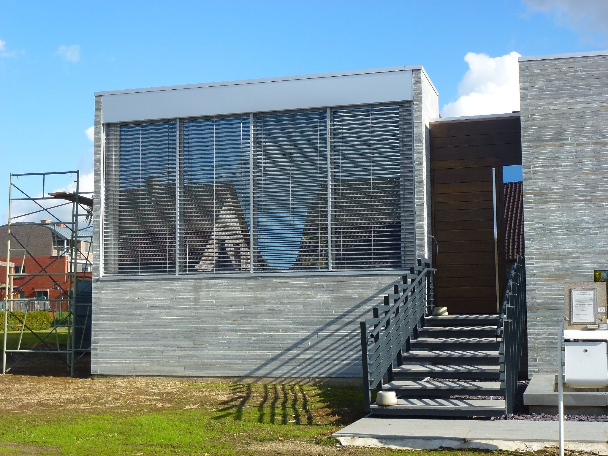 Strakke aluminium buitenjaloezieën bij moderne nieuwbouw in Vlaanderen