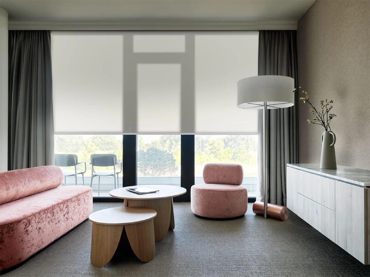 Lichtdoorlatende witte rolgordijnen voor groot venster in moderne living