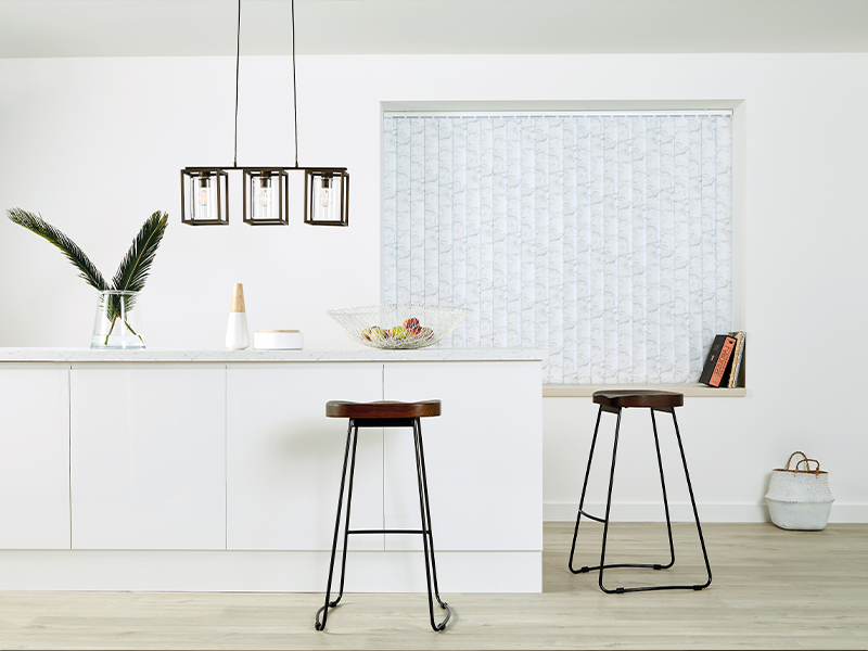 Verticale reepgordijnen in een moderne keuken