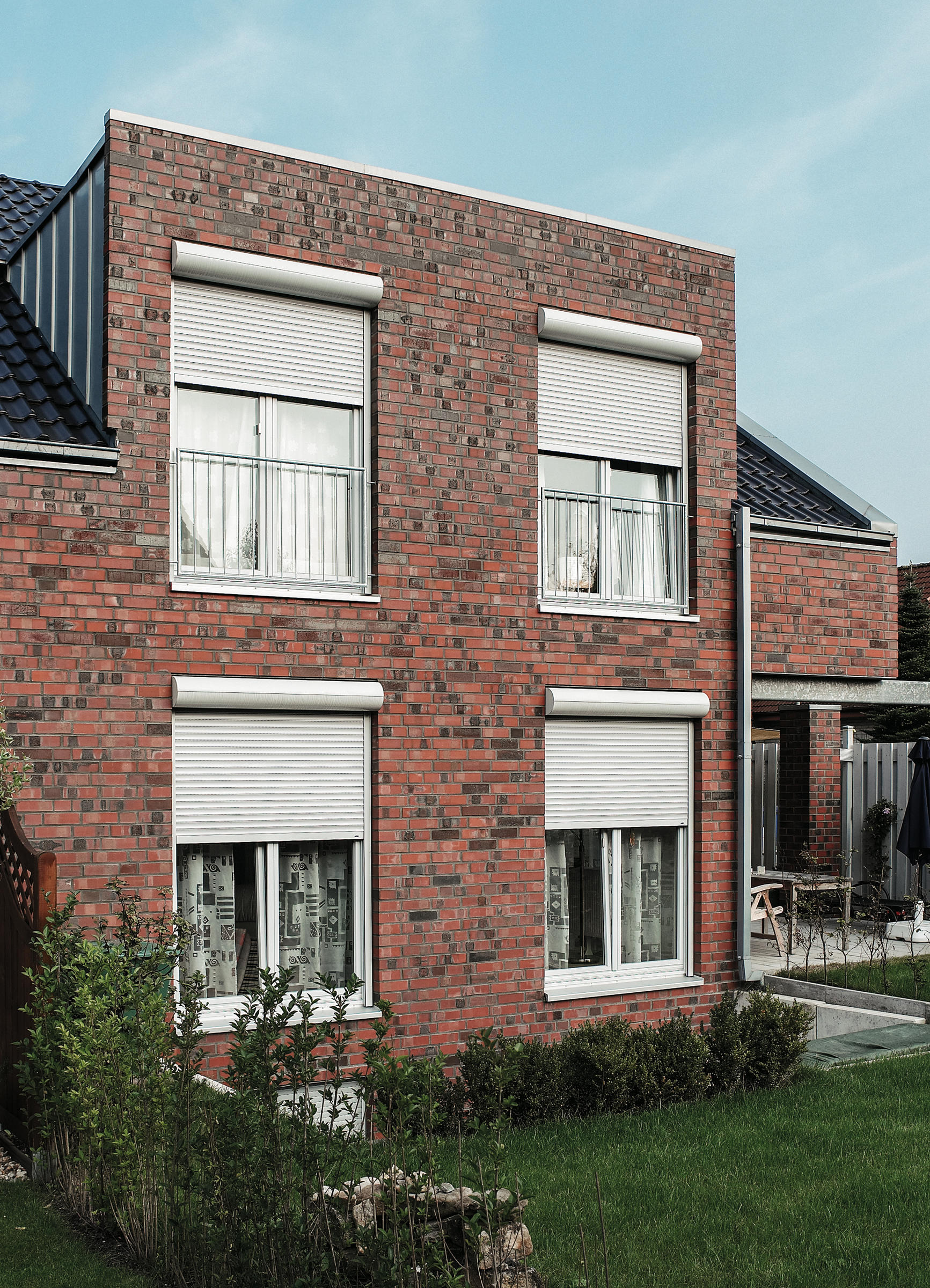 Rolluiken aan modern gebouw