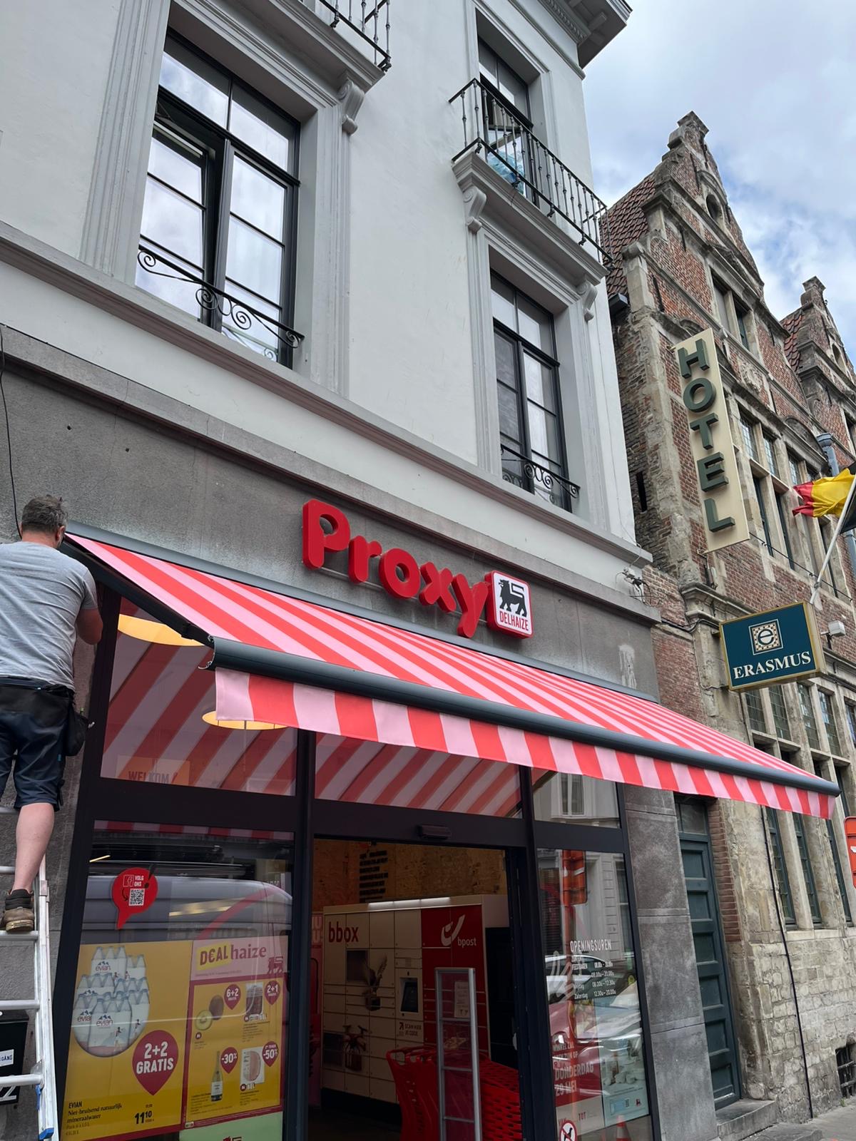 Montage van de unieke zonnetent voor Proxy Delhaize Poel in Gent